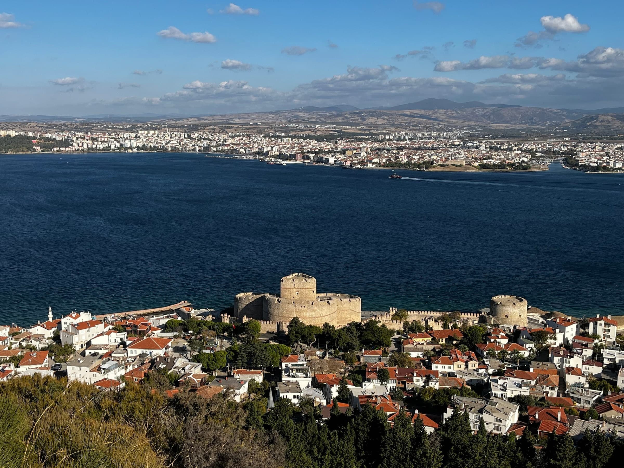 Çanakkale Boğazı kıyısında Kilitbahir Kalesi ve karşı yakadaki şehir